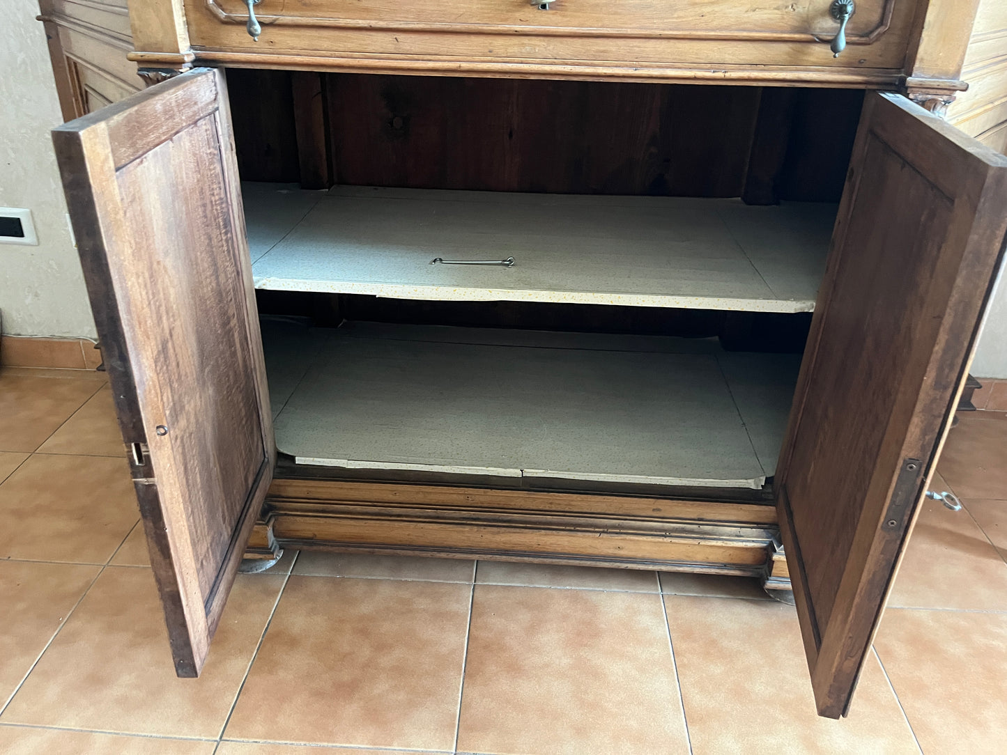 Italian Renaissance Revival Walnut Credenza with Hand-Carved Caryatids and Grey Marble Top, Trapezoidale circa 1850–1880