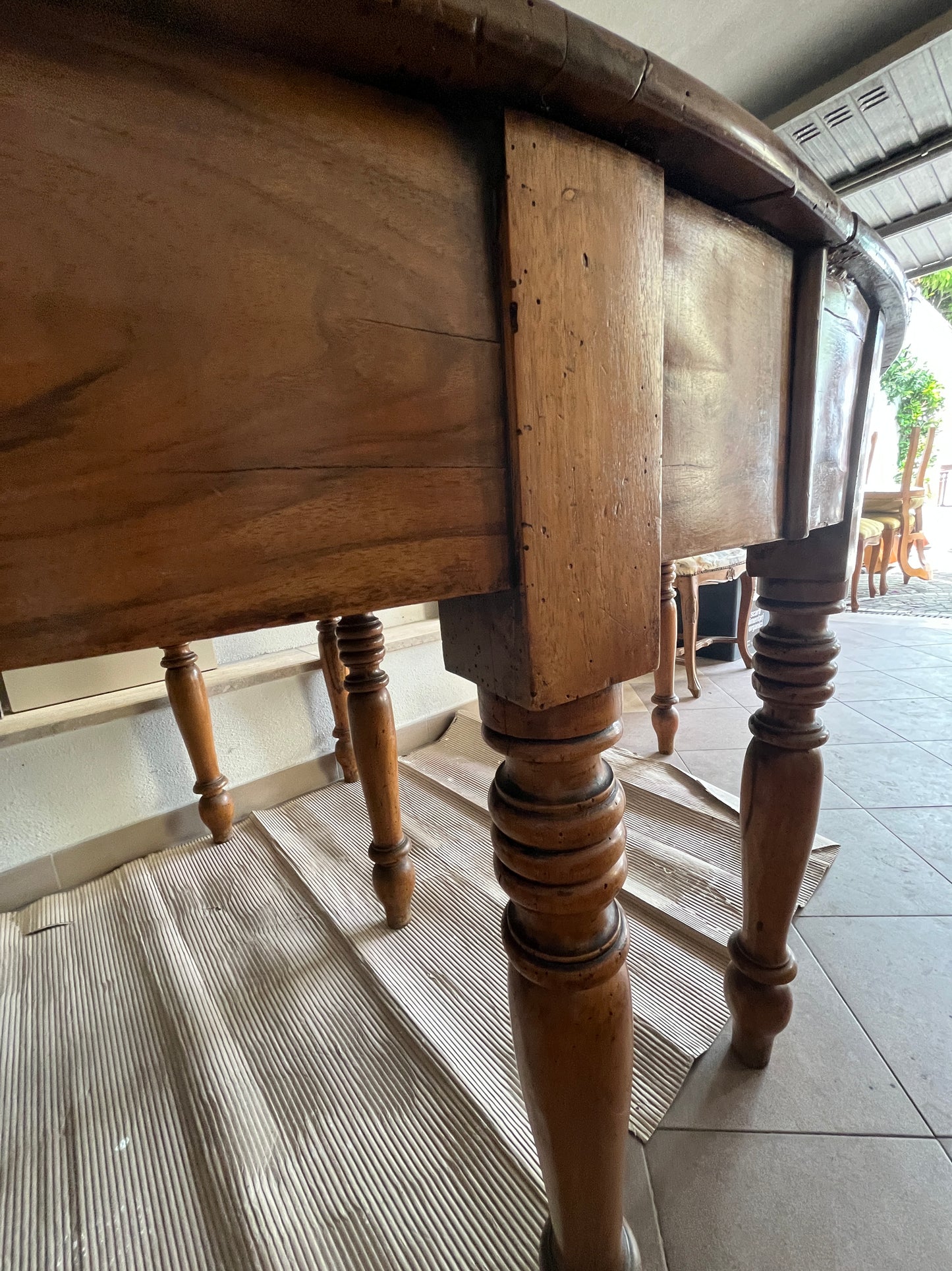 Victorian Walnut Oval Extending Dining Table with Pedestal Base, circa 1860–1890