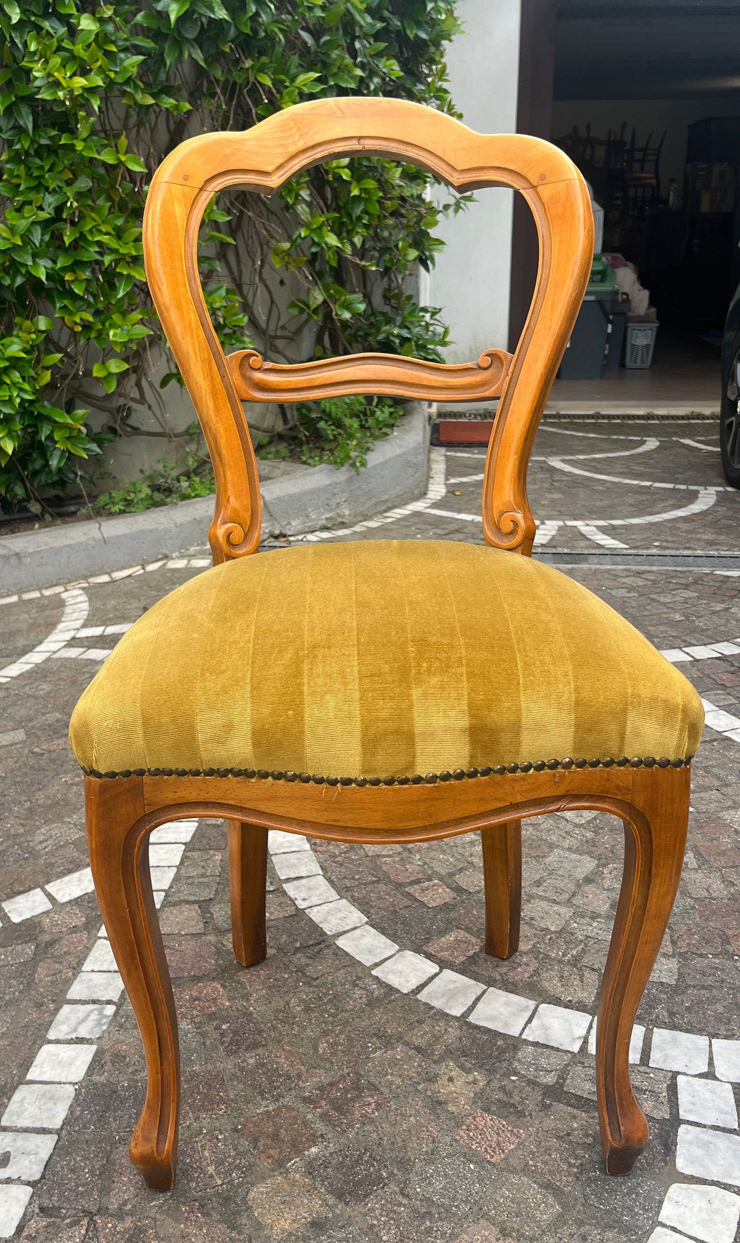 Set of 6 Victorian Walnut Apple-Back Dining Chairs c. 1850–1875