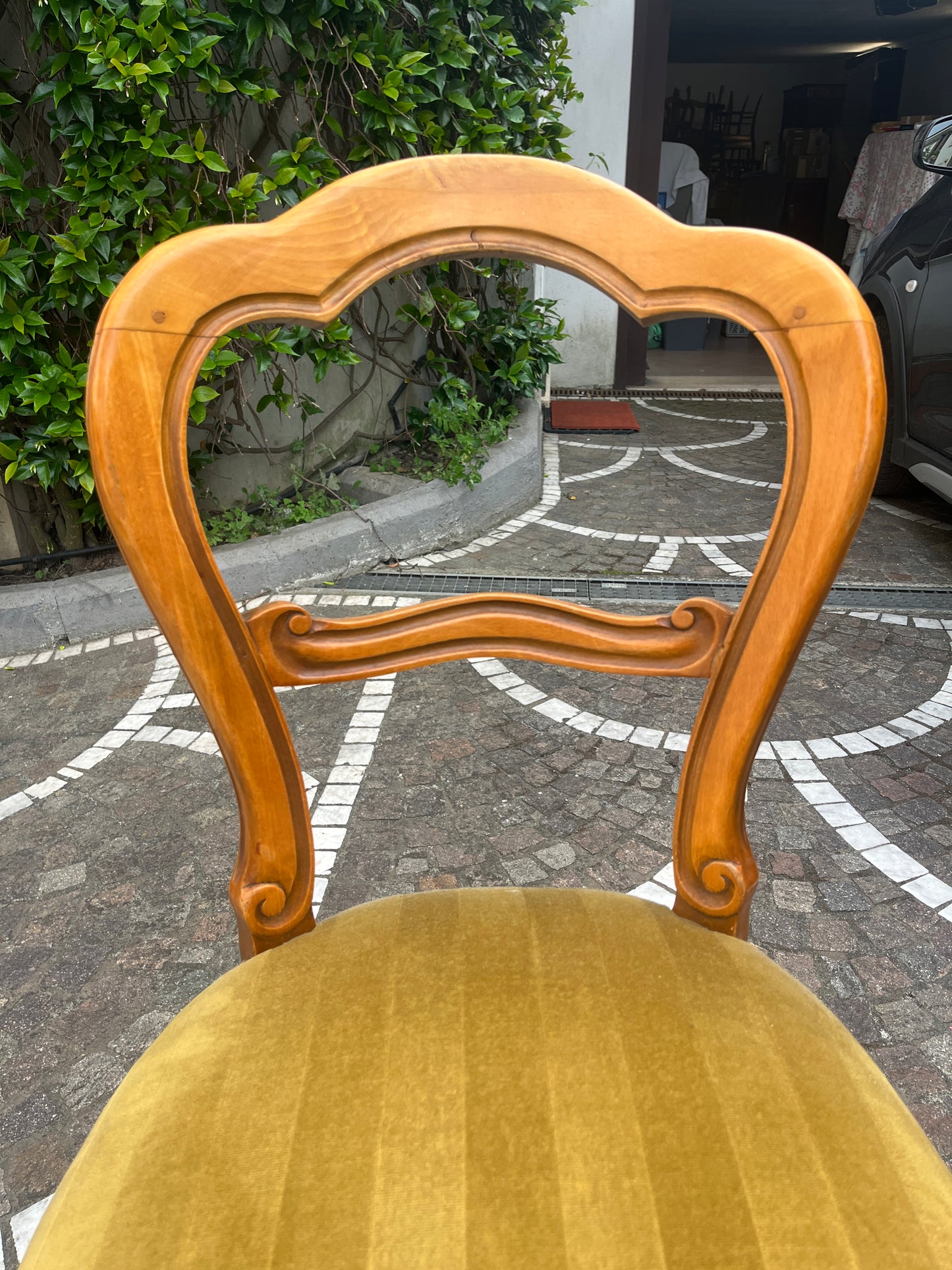 Set of 6 Victorian Walnut Apple-Back Dining Chairs c. 1850–1875